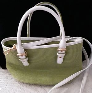 Small woven handbag. MediumGreen.w white